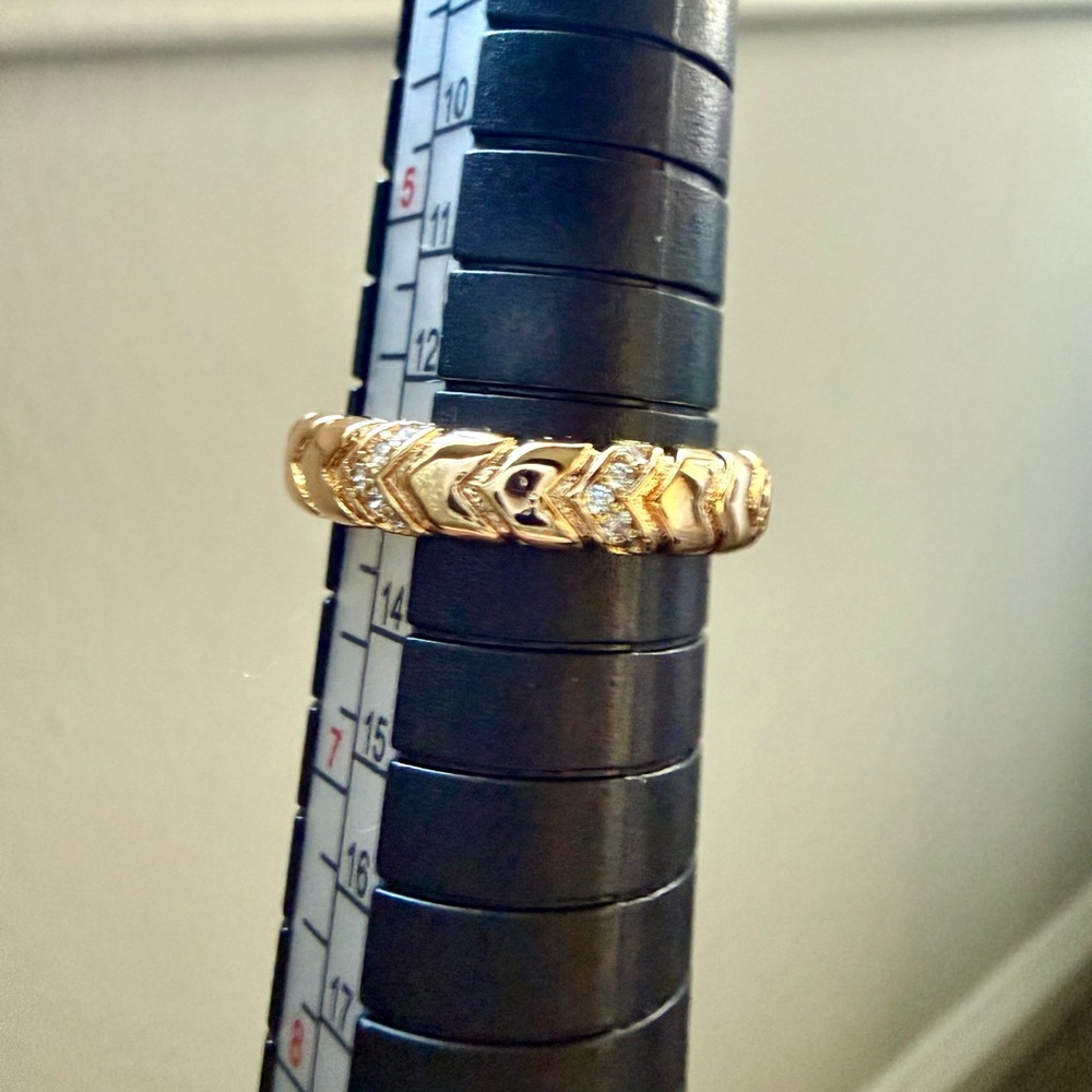 NWT Pretty Bird Jewelry Gold Chevron Diamond Accent Eternity Band size 6 - Picture 5 of 10